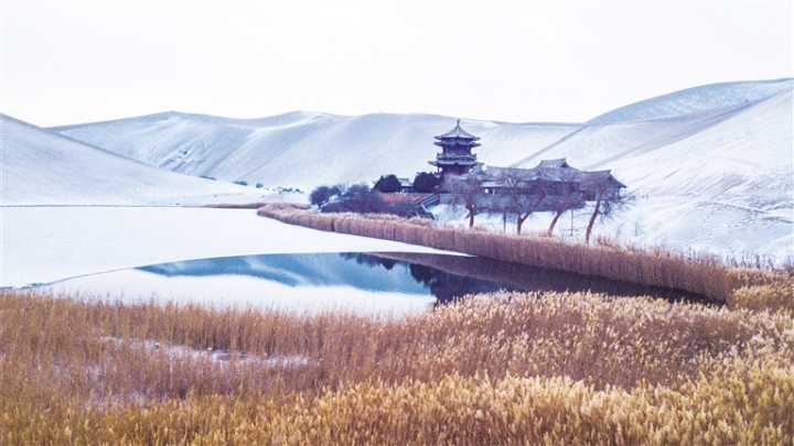 鸣沙山月牙泉景区雪景如诗如画。王斌银 摄