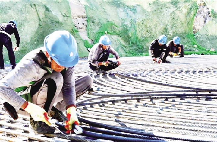 鲁能新能源肃北马鬃山风电项目建设现场 张 彬 摄