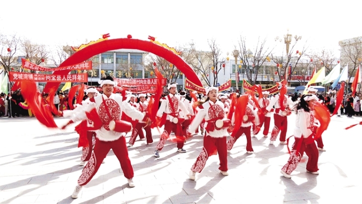 近日，“灵蛇献瑞·福暖肃北”社火展演在肃北县影剧院广场精彩上演，展现了肃北深厚的文化底蕴和群众积极向上的精神风貌。薛先琨 董新龙 摄