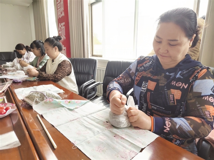   手工制作艾草按摩锤。  近日，瓜州县渊泉镇祁连社区联合瓜州县邮政储蓄银行共同开展了“粽香传情、艾暖人心”主题系列活动，通过观看视频、制作手工艺品、品粽话家常等环节，为居民送上节日温暖。徐 杰 摄