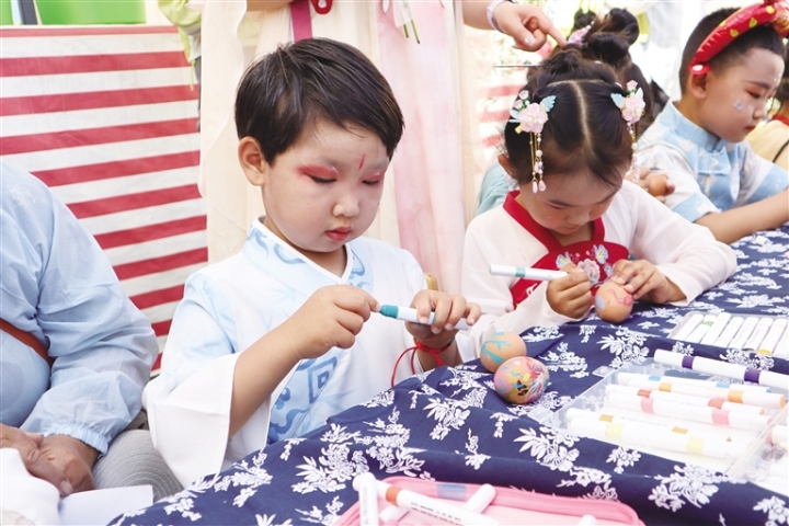   5月30日，酒泉市酒银路幼儿园举办“国风古韵庆六一 传统文化润童心”汉服游园活动，全体师生、家长等500余人参加。袁春梅 摄
