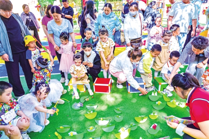   5月30日，敦煌市第二幼儿园开展了丰富多彩的庆“六一”主题活动，《小水花》《童年叮叮当》《幼儿园里有什么》等舞蹈充满童真童趣，《绝世青花瓷》《鼓点童趣》等节目则展现了孩子们对中华传统文化的热爱和传承。       王斌银 周玉玲 摄