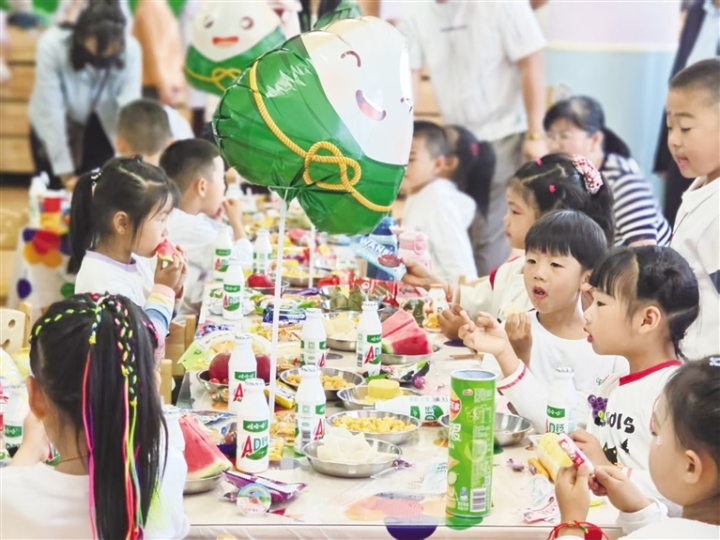   5月30日，酒泉市敦煌路幼儿园组织策划了一系列富有教育意义和文化内涵的文艺活动，孩子们在热闹喜庆的氛围中尽享美好“食”光。   王 丹 摄