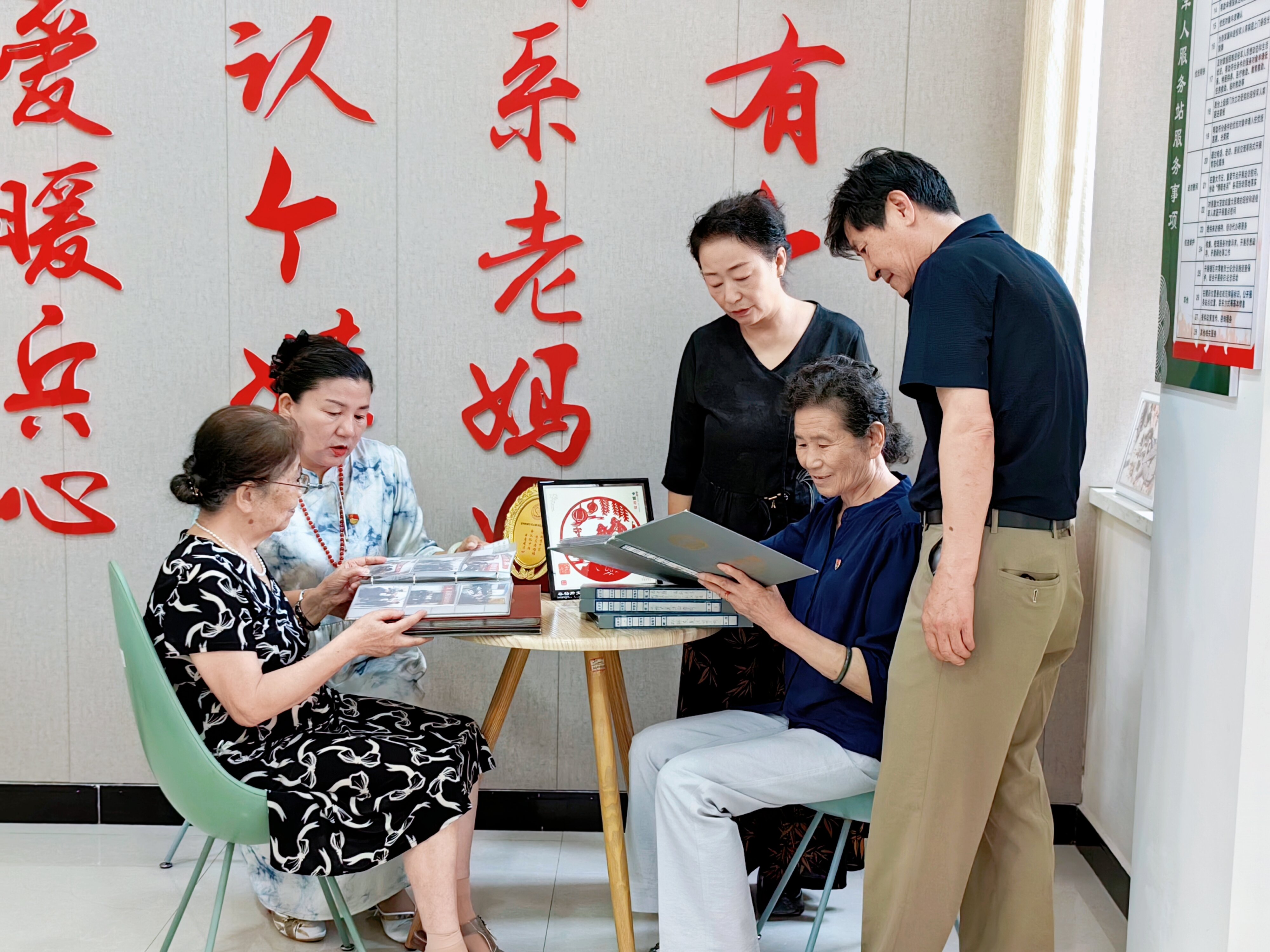 老妈妈拥军服务队成员翻看老照片（孙艳摄）_proc.jpg