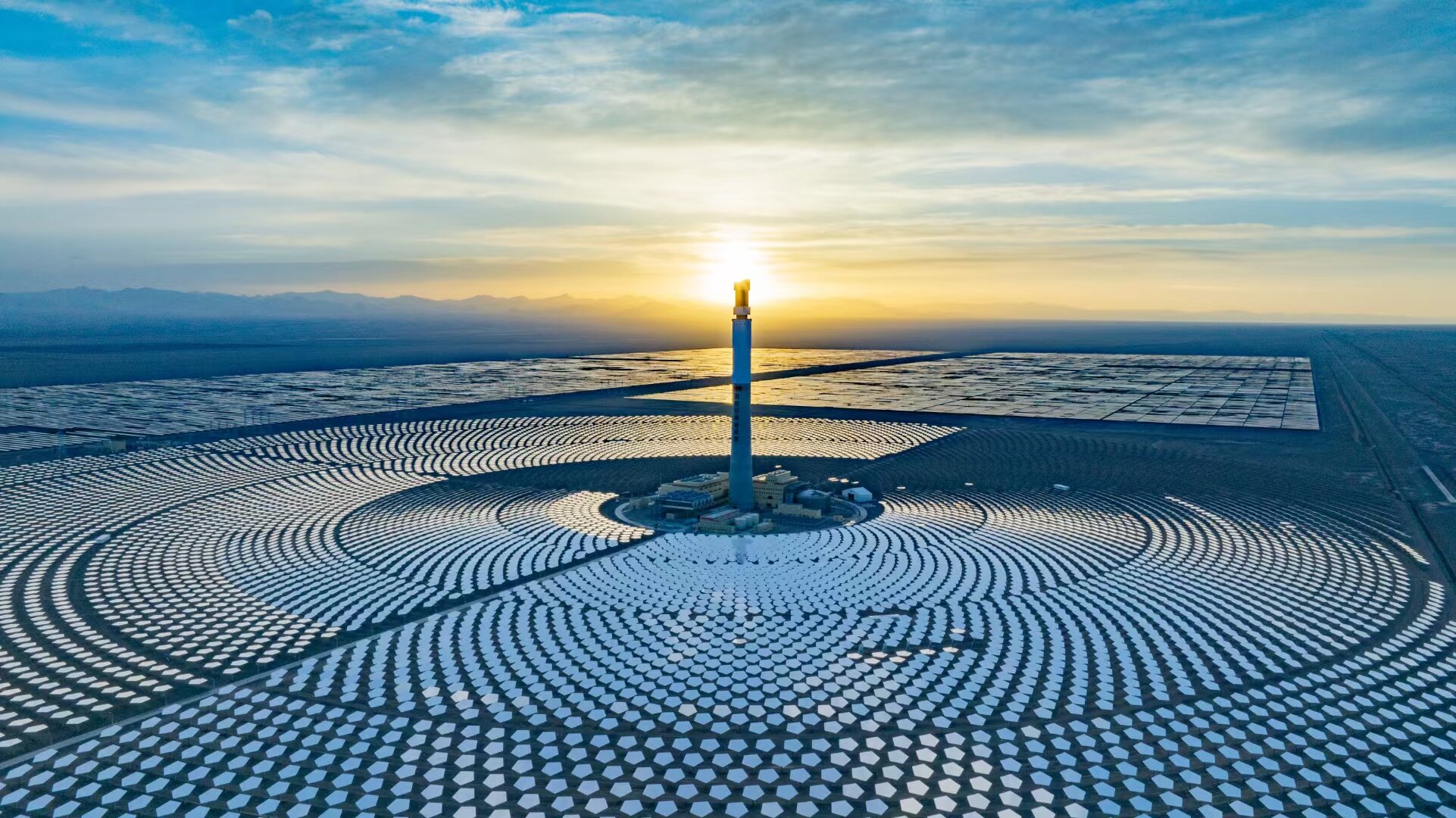 1762134869387476.jpg 2024年11月30日上午,阿克塞县举行汇东75万千瓦光热+光伏试点项目全容量并网发电仪式。汇东75万千瓦光热+光伏试点项目已列入国家“光热+”试点项目序列,是酒泉市央企合作重点项目,项目总投资50.6亿元,规划总装机750MW,其中光热110MW,光伏640MW。项目建成后,可实现年均上网电量17亿千瓦时,年实现产值4.57亿元,对加快构建全县新能源增长极、助推全县经济高质量发展具有重要意义。_proc.jpg