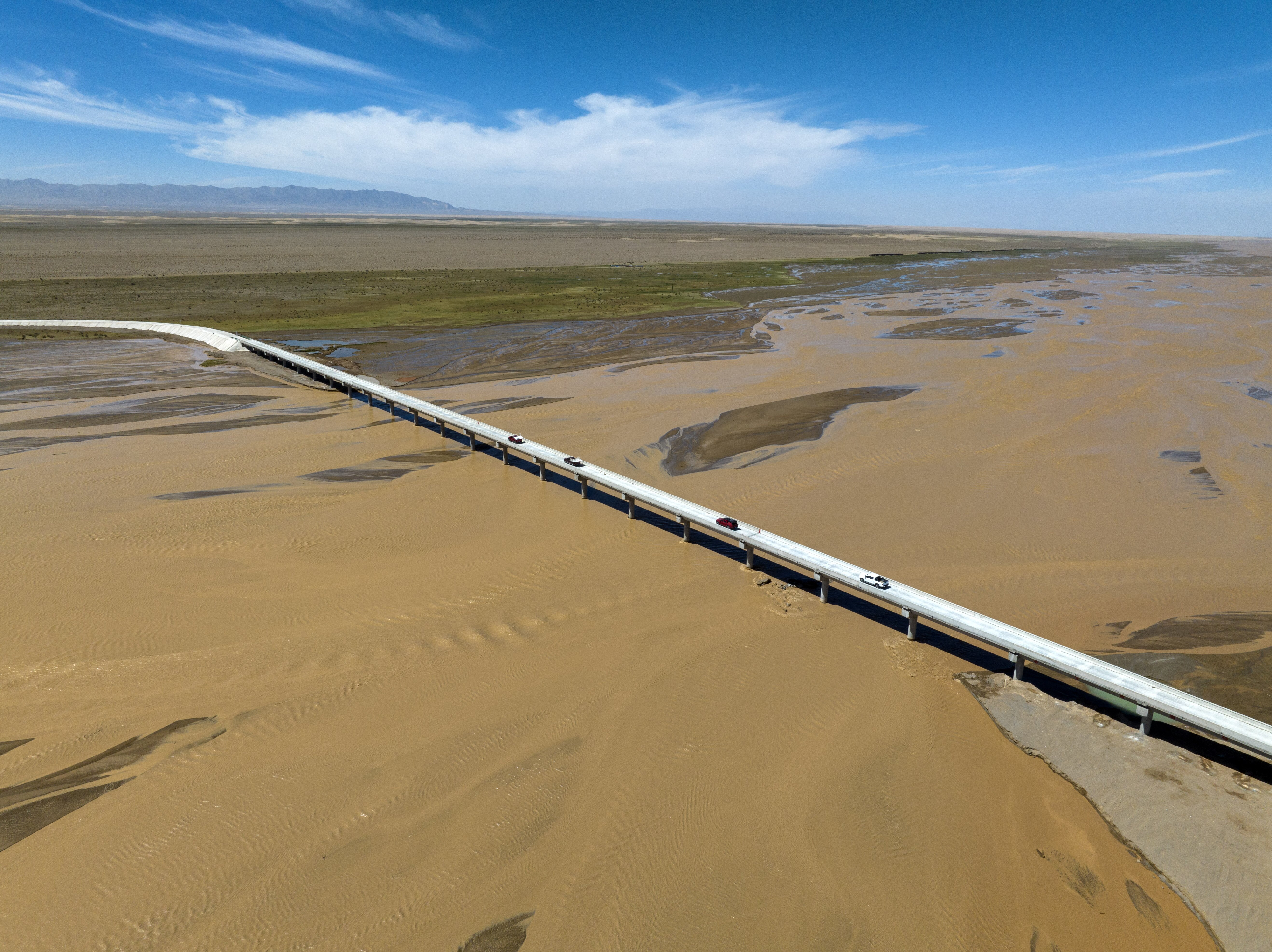 1762134973138101.jpg 为彻底解决哈尔腾地区105户牧民的堵点问题,连通阿勒腾乡南北两区,2022年10月,阿克塞县委县政府投资2100万元,实施大哈尔腾河大桥项目。大桥长486米,桥两侧由3.3公里的水泥路连接既有道路。在3000多米的高原上、历经9个月的艰苦建设,桥通了,路平了。_proc.jpg