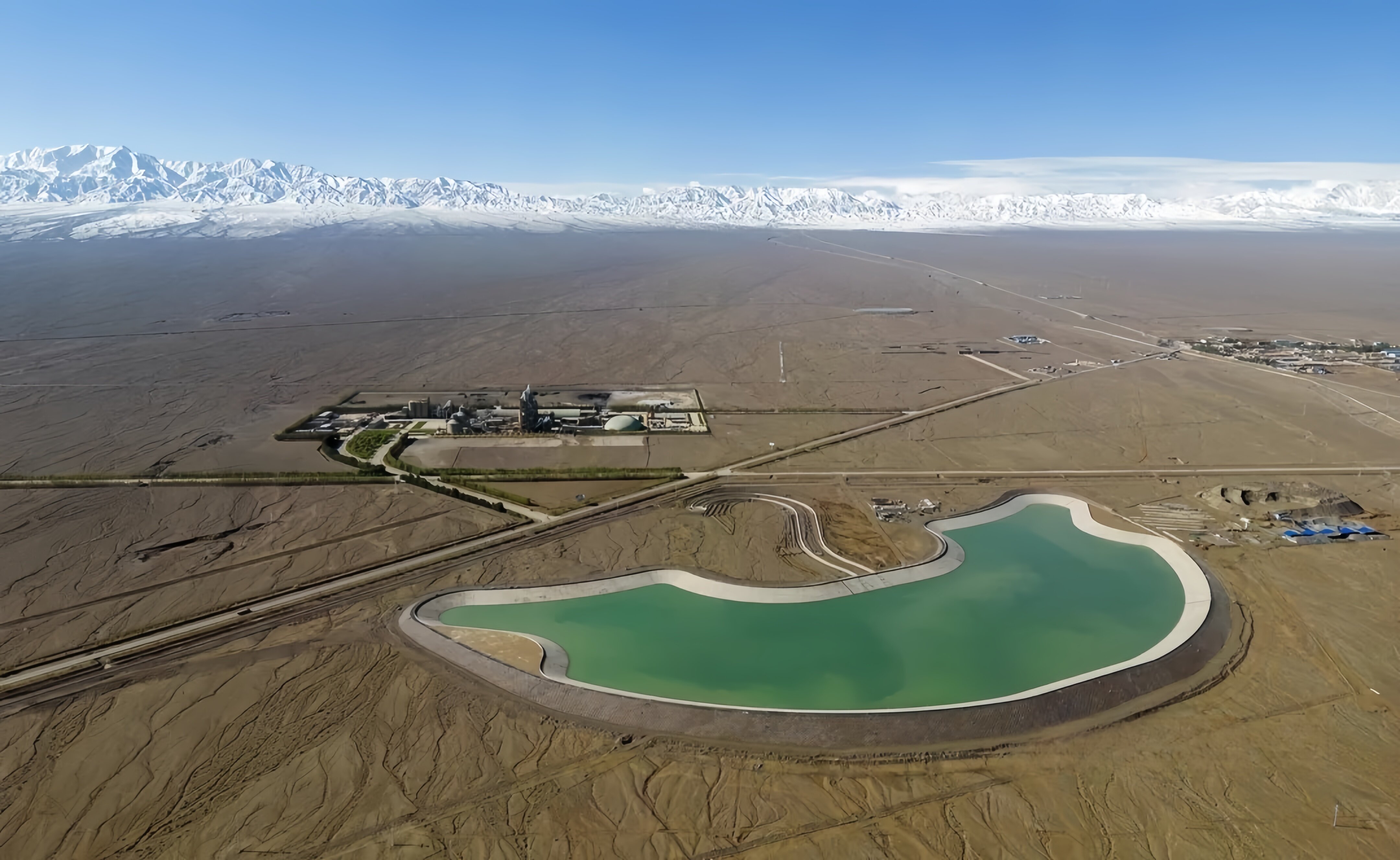 1762134993611987.jpg 阿克塞县生态保护及城乡供水一体化工程工程输水线路总长度169.2公里,年引水量达4545万立方米。承载着保障民族地区民生、守护河西走廊西端生态屏障、支撑区域长远发展的多重功能,肩负着破解水资源瓶颈、夯实高质量发展根基的特殊使命,是兼具全局性、战略性与标志性的民生工程、生态工程。_proc.jpg