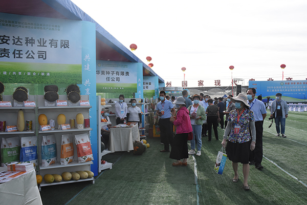 与会嘉宾在展区观摩