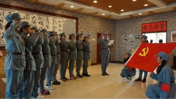 图为瓜州县组织党员开展革命传统教育